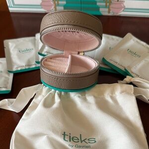 Tieks travel, jewelry case. Taupe. With 10 leather cleaning wipes.